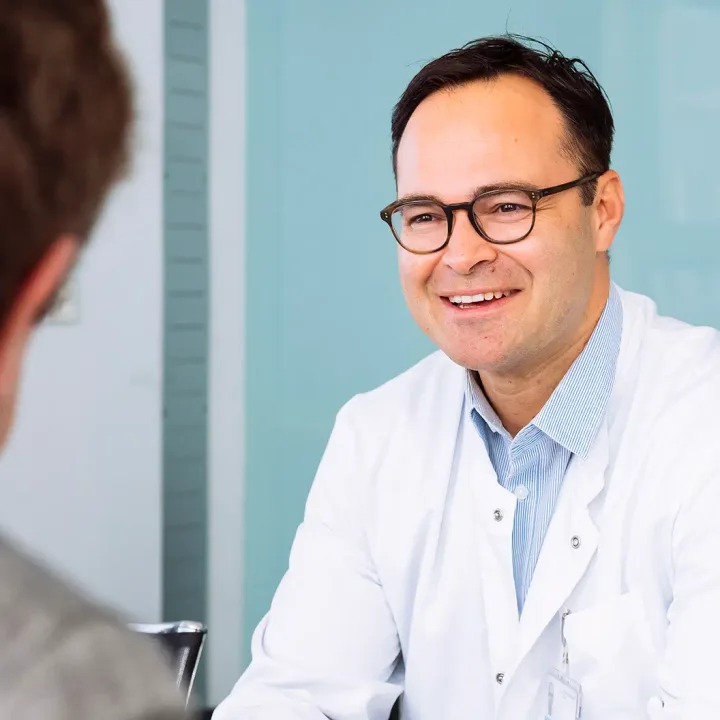 Prof. Christian Wetterauer im Gespräch mit einem Patienten